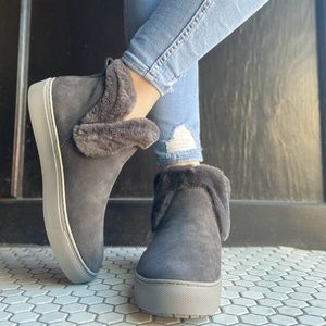 Cougar Duffy Suede Faux Fur Waterproof Ankle Bootie Sneaker Size 9